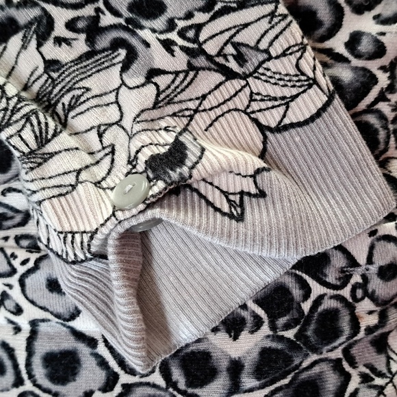 Cyrus Black & White Abstract Flower  Button Up V-Neck 3/4 Sleeve Cardigan 1X - Picture 6 of 11